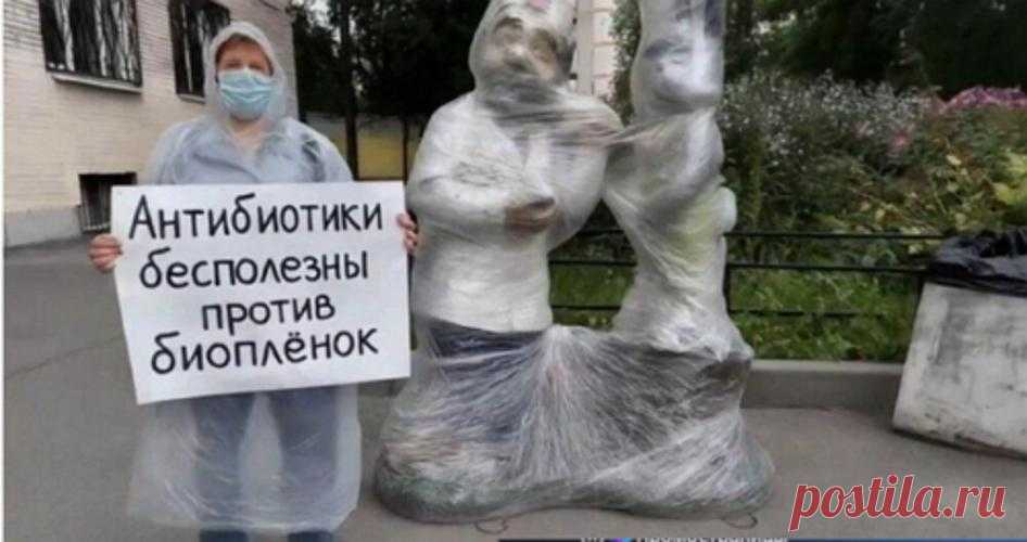 В России повсеместно начали обматывать памятники врачам прозрачной пленкой. Кто делает это и зачем? Всё началось в Анапе, где в местных пабликах сообщили об обмотанном памятнике Айболиту с баннером «Антибиотики бесполезны против биопленок». Следующий город — Геленджик, где таким же образом поступили с памятником М.Ф. Сульжинскому. Затем аналогично в Санкт-Петербурге пленкой окутали памятники врачам, погибшим от COVID-19, включая ангела Шустова. Наследует акцию множество городов по всей стране.