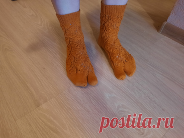 Связала необычные носки-таби с двумя пальцами, которые вызывают улыбку и недоумение, впрочем, японская «одежда» для ног до сих пор популярна | Домохозяйка на пенсии: вязание и не только | Дзен