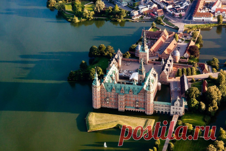 Родина сказок - замок Фредериксборг, Дания.