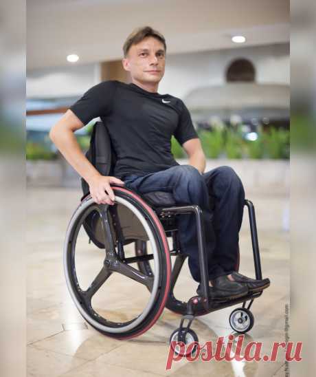Россиянин сделал инвалидную коляску из углепластика