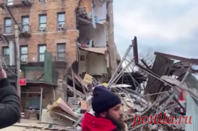 Жилая многоэтажка частично обрушилась в Нью-Йорке. Спасатели ведут поиски тех, кто может находиться под завалами.