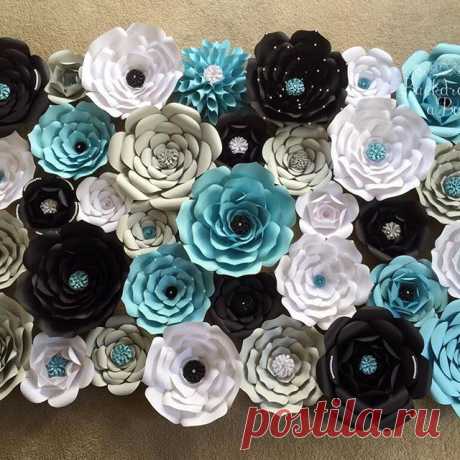 HERE SHE IS 4x8 paper flower backdrop I made for @storybook_bliss BREAKFAST AT TIFFANY'S HOLIDAY PHOTOSHOOT 😍 I'm so excited I got to free style this backdrop and I'm so excited to see it shine 🙌🏻 #paperflowers #paperflower #paperflowerwall #backdropinabox #putinwork #4x8 #diy #nevergiveup #success #supermom #artist #handmade #breakfastattiffanys #style #partydecor #events