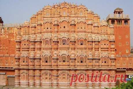 Джайпурский дворец ветров — одна из главных туристических достопримечательностей в Северной Индии.