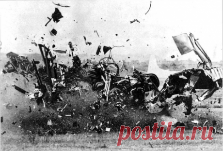 Катастрофы на авиашоу 



6 сентября 1952 года на авиашоу в британском Фарнборо реактивный истребитель DH-110 взорвался и упал на толпу зрителей. В результате катастрофы погибли пилоты и 28 зрителей, ещё 69 получили тяжёлы…