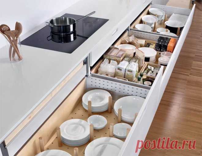 SANTOS kitchen | Keep dishes tidy. 81 cm high base unit with 65 cm deep drawers. In the second level drawers, the plate rack helps to keep dishes tidy and the modular boxes help organise the food.