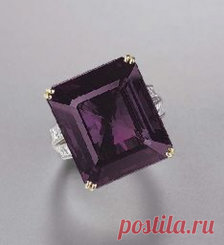AN ALEXANDRITE AND DIAMOND RING The rectangular-cut alexandrite weighing 24.25 carats to the square-cut diamond bifurcated shoulders, mounted in platinum and 18k gold
