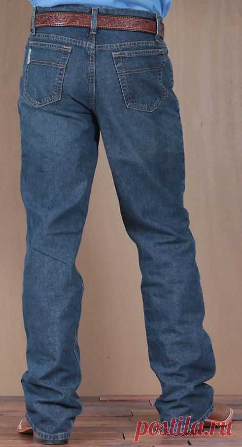 Джинсы Cinch® Men's Mid Rise Relaxed Straight Leg – сочетают в себе классические и молодежные тренды современной джинсовой моды, законодателем которой являются США. Эти американские джинсы выполнены из Premium Denim плотностью 13,25 унций, состоящего из 100 хлопка. Шлифование, потертости джинсов сделаны вручную. Цена = 2 099 рублей с бесплатной доставкой.