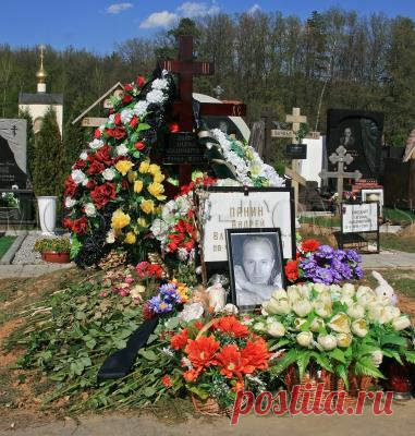 На могиле Андрея Панина стали происходить необъяснимые явления — News