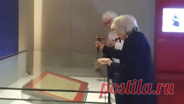 Пенсионерки пытались разбить витрину с Великой хартией вольностей в Британской библиотеке. В Лондоне пожилые активистки требовали прекращения добычи нефти, пытаясь разбить витрину с Великой хартией вольностей в Британской библиотеке. Об этом пишет Metro. Накануне 82-летняя Сью Парфитт и 85-летняя Джуди Брюс пришли в библиотеку ...