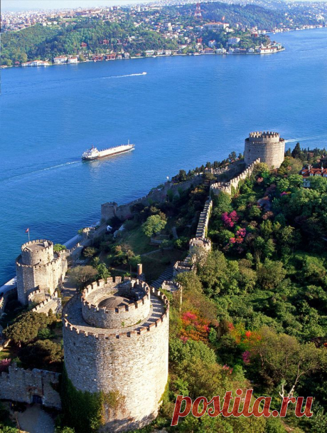 European side of İstanbul with Rumeli Hisarı castle and blooming flowers...  |  Найдено на сайте cutiesome.blogspot.com.