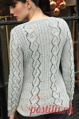 Пуловер спицами с вырезом на горловине из жгутов и ломанных ажурных полос