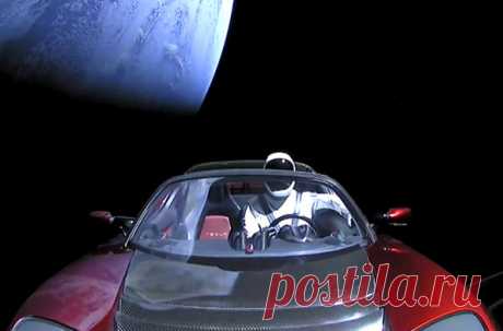 Автомобиль Tesla Roadster вишневого цвета, выведенный на орбиту тяжелой ракетой Falcon Heavy от SpaceX, возможно, просуществует в космическом пространстве не больше года