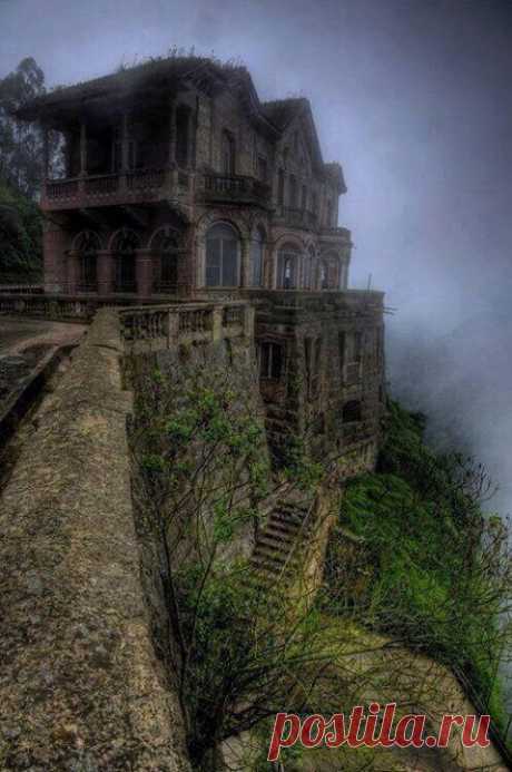Заброшенный отель "Дель Сальто" , близ водопада Тэквундама
в Колумбии , в 15 милях от Боготы / Facebook
