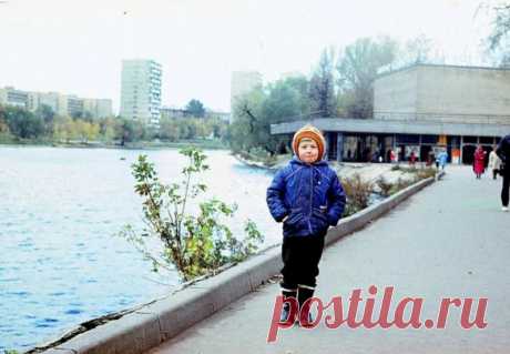 У Черкизовского пруда и кинотеатра "Севастополь"
1986 год.
