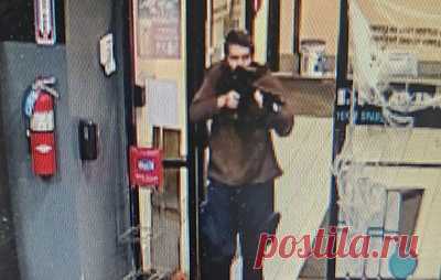 Полиция США опубликовала фото подозреваемого в стрельбе в Льюистоне. На снимке изображен светлокожий мужчина средних лет в коричневой толстовке со штурмовой винтовкой в руках