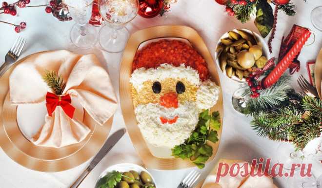 Самый новогодний салат «Дед Мороз» - Лайфхакер Благодаря интересному оформлению салат «Дед Мороз» станет украшением праздничного стола. А ещё он очень вкусный, ведь в составе — тунец, сыр и кукуруза.
