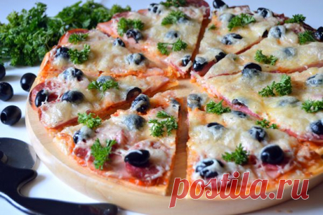 Пицца с салями, маслинами и варёной колбасой