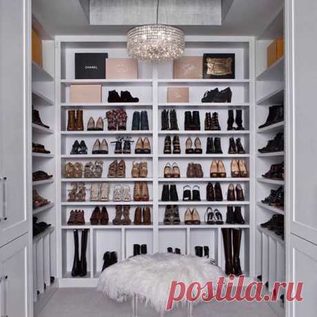If anyone is looking for me, I'll be over here drooling over this closet 🙋🏻 by AMW Design Studio