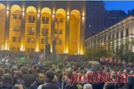 В Грузии полиция задерживает митингующих у здания парламента. В Тбилиси проходят протесты из-за принятия закона об иноагентах.