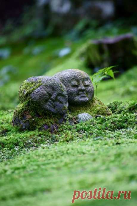 Обнимаются Дзидзо статуи Sanzen Охара в храме, Киото, Япония.
