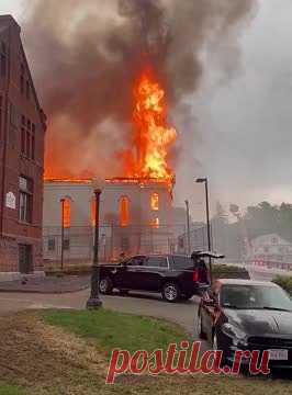 В США после удара молнии загорелась 160-летняя церковь. В американском Массачусетсе после удара молнии загорелась 160-летняя церковь. Об этом сообщает ABC News. На кадрах видно, как после продолжительного горения рухнула башня, пробив остатки кровли. По информации телеканала, во время пожара в здании никого не было. На месте работают экстренные службы.
