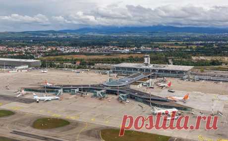 Евроаэропорт во Франции эвакуировали из-за угрозы взрыва. Аэропорт Базель — Мюлуз — Фрайбург, известный под названием «Евроаэропорт» и расположенный неподалеку от швейцарской границы во Франции, эвакуировали из-за угрозы взрыва, сообщает Blick со ссылкой на управление воздушной гавани.