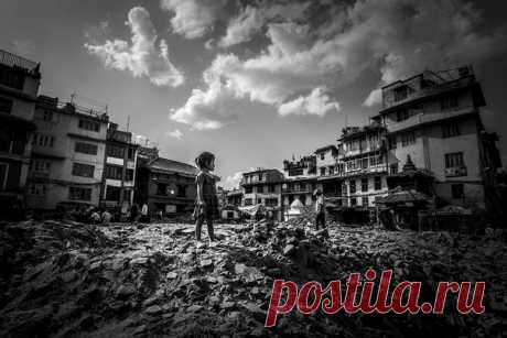 После землетрясения в Непале. Автор фото: Алексей Заводский. Загружайте свои черно-белые снимки на наш фотоконкурс и выиграйте смартфон от Huawei с камерой Leica: