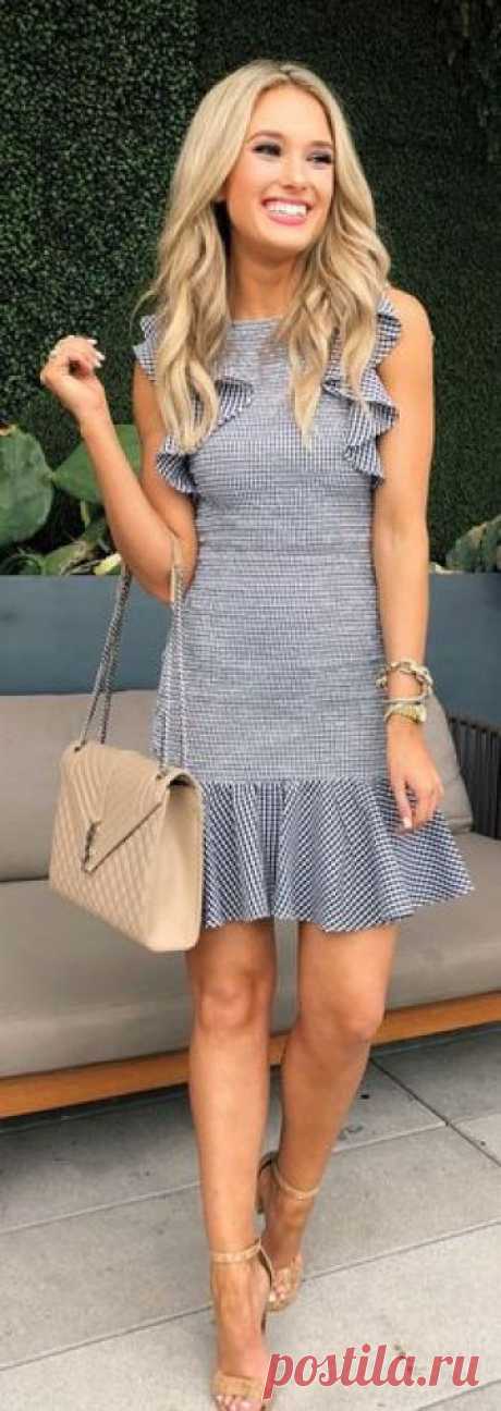 #spring #outfits woman wearing white and black sleeveless dress carrying quilted beige crossbody bag. Pic by @champagneandchanel
