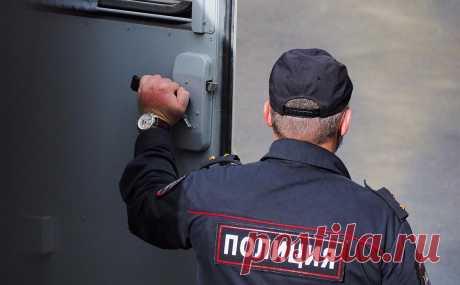 В Кузбассе пьяный мужчина напал на полицейских в отделении и сбежал. В городе Киселевск Кемеровской области пьяный мужчина пришел в отдел полиции и напал на полицейских с ножом, когда те попытались его задержать.