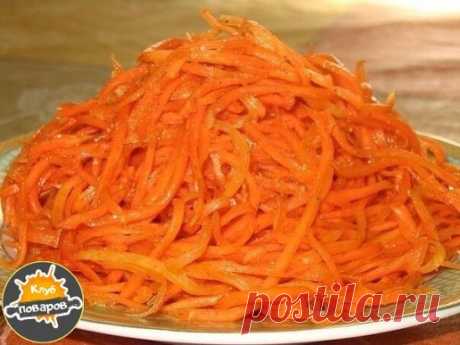 1. Морковь по-корейски
Ингредиенты:
— 500 г крупной сочной моркови— 1 столовая ложка соли
— 3 столовые ложки растительного рафинированного масла
— 2 луковицы
— 2 столовые ложки уксуса
— 2 столовые ложки приправы для корейской моркови
Приготовление:
Морковь по корейски получиться вкуснее, если для ее приготовления мы возьмем сладкий сочный сорт (например «карателька»). Морковь нужно тщательно вымыть, очистить, разрезать на 2 части вдоль и натереть на терке тонкой соломкой. Подготовленную таким