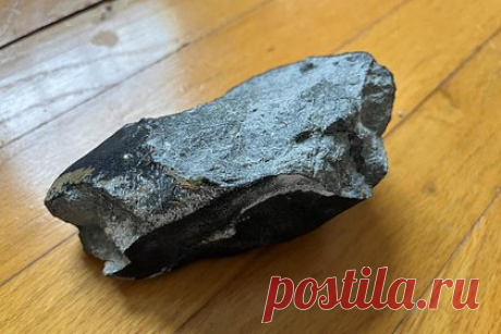 В США метеорит упал в спальню жилого дома. В США метеорит упал на жилой дом. Отмечается, что инцидент произошел в населенном пункте Хоупвелл, штат Нью-Джерси. Власти города заявили, что размер метеорита составляет приблизительно 10 на 15 сантиметров. По данным полиции, объект выглядит металлическим и имеет продолговатую форму.