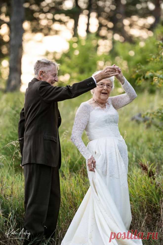 Трогательная фотосессия пары прожившей вместе 60 лет: супруги вновь надели свои свадебные наряды