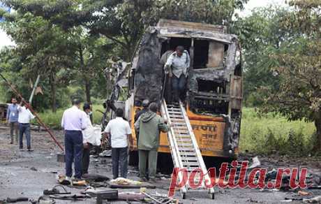 В Индии при возгорании автобуса погибли не менее 25 человек. Автобус следовал из города Яватмал в Пуну