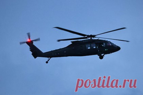Украинская разведка сообщила об использовании американского «Черного ястреба». Главное управление разведки (ВСУ) Минобороны Украины сообщило об использовании американского вертолета UH-60 Black Hawk «Черный ястреб». Об этом сообщила пресс-служба ведомства. На фото, опубликованном ГУР, можно заметить украинские опознавательные знаки, нанесенные на борт вертолета.