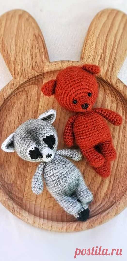 PDF Мини лисичка и енот VINTAGE крючком. FREE crochet pattern; Аmigurumi animal patterns. Амигуруми схемы и описания на русском. Вязаные игрушки и поделки своими руками #amimore - енот, лиса, лисица, лисёнок, маленькая лисичка, енотик.