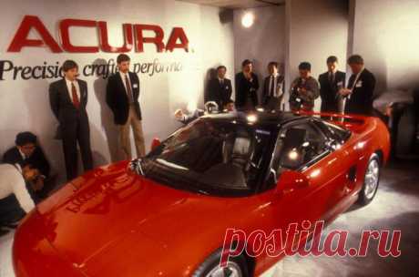 Acura NSX 2005 года с пробегом 6000 километров (22 фото) | Чёрт побери Ни для кого ни секрет, что бренд Acura появился в США для того чтобы привлечь новых клиентов и отделиться как бы от простецкой Хонды.  Решение было принято в далеком 1984, а уже в 1986 появились первые дилерские центры. Удивительно, но Acura стала первым японским брендом, который на равных смог конкурировать на рынке с европейскими производителями.  Всегда думал что эмблема это просто первая буква А. Но...