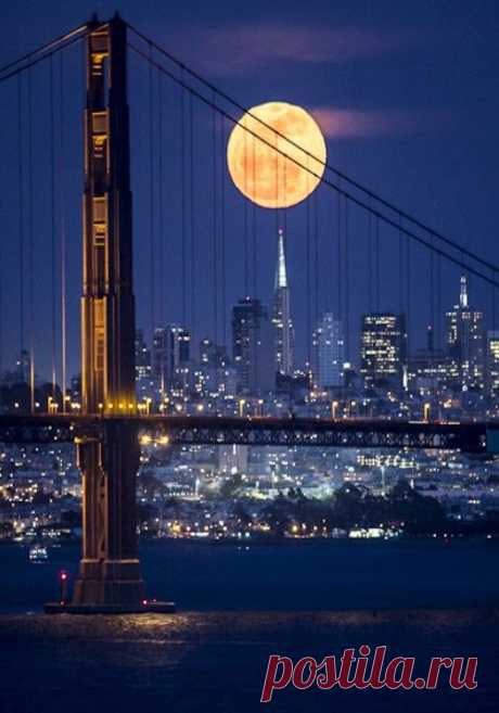 'Moonrise Over San Francisco' by Phil McGrew, via Flickr | SimplySiRi приколол(а) это к доске Night Skies