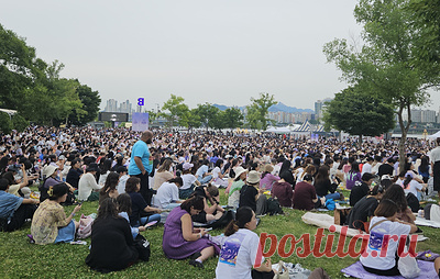 В Сеуле сотни тысяч человек пришли на фестиваль в честь юбилея группы BTS. Мероприятия начались еще 12 июня