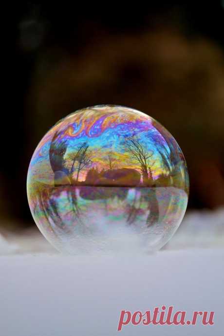 Хрустальные шары Девушка фотографирует мыльные пузыри в мороз : НОВОСТИ В ФОТОГРАФИЯХ