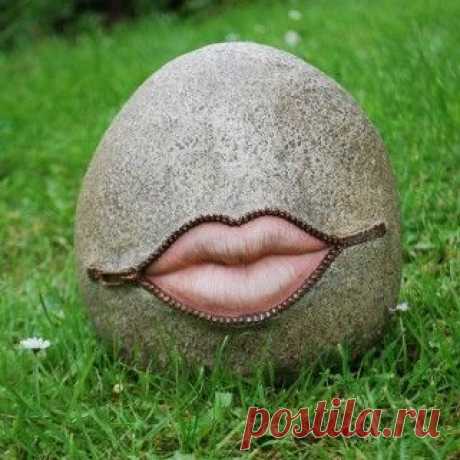 Gimme A Kiss' Fun Stone Look Resin Garden Ornament With Lips!
