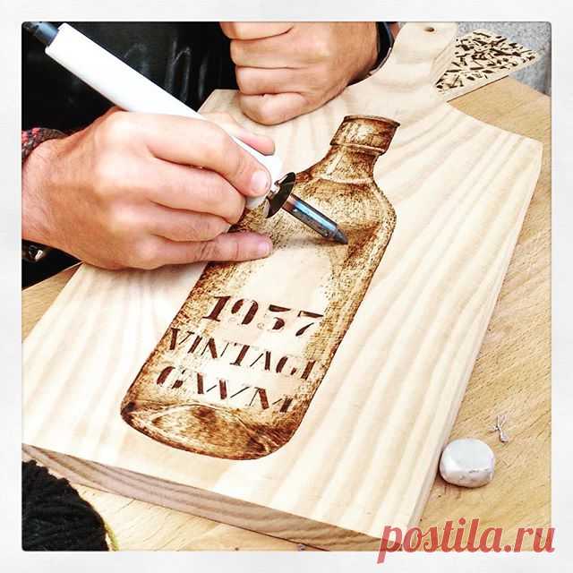 @_taboooo_ Today at Cardosas urban market by @portugalovers_ in #porto customized board to GWM! #customized #kitchen #woodboard #kitchenboard #portuguesefruit #porto 
#board #pyrography #pyrographics #gourmet #gourmandise #gourmand  #pyrographyart #portuguese #writing #calligraphy #caligrafia #escritas #handwritten #handdrawn #handwriting #woodburn #woodwork #detail #details #type #traditionalfood #portwine #vintage