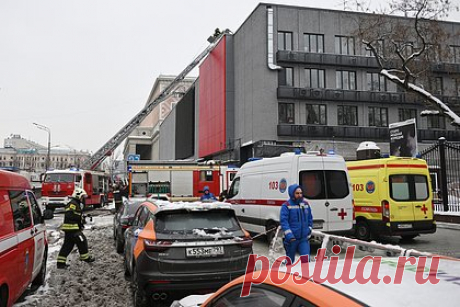 В Театре Сатиры отменили спектакли. В Театре Сатиры отменили вечерние спектакли. Ранее в здании произошел пожар, общая площадь которого составила 250 квадратных метров. Горел купол здания, сооруженный из деревянных конструкций. Отмечается, что из-за огня могли пострадать театральные костюмы, таким образом все будущие спектакли оказались под угрозой.