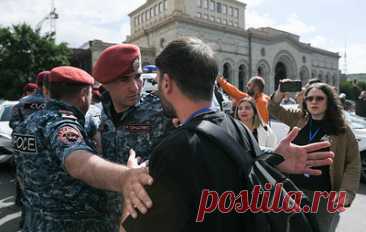 В Ереване полиция начала задерживать активистов оппозиции. Демонстранты требуют отставки премьер-министра Армении Никола Пашиняна