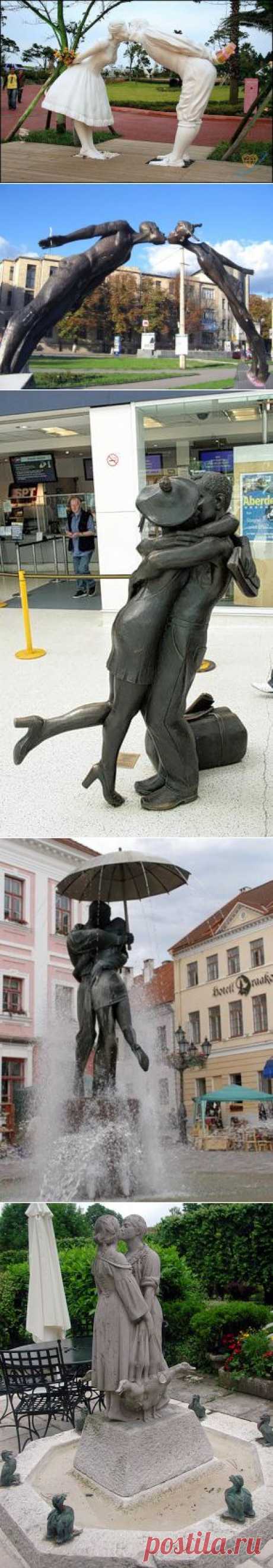 Скульптуры с целующимися влюблёнными