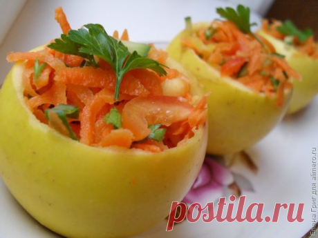 Морковный салат в яблочных стаканчиках / Рецепты с фото