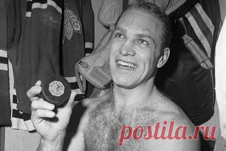 Умер один из лучших игроков в истории НХЛ. Бывший канадский хоккеист Бобби Халл умер в возрасте 84 лет. Причины смерти спортсмена не называются. Большую часть карьеры игрок провел в клубе Национальной хоккейной лиги (НХЛ) «Чикаго Блэкхокс», с которым в 1961 году завоевал Кубок Стэнли. Халл является одним из лучших игроков в истории НХЛ.