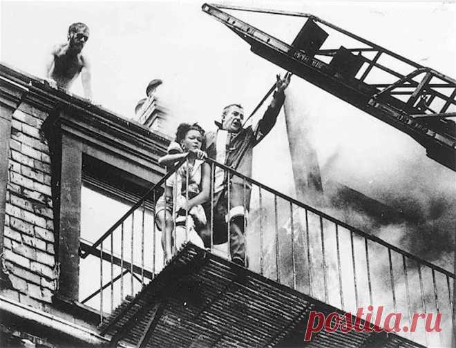 Свидетель забытой трагедии (7 фото) | Чёрт побери 22 июля 1975 года пожар в доме №129 на Мальборо стрит г.Бостона запер в квартире девятнадцатилетнюю Диану Брайнт и ее двухлетнюю племянницу Тиару Джонс. Офицер Роберт О’Нил сумел вывести потерпевших на балкон, где они пытались забраться на пожарную лестницу, но в этот момент балкон рухнул. Женщина погибла, а девочка выжила. Фотокор местной газеты Стэнли Форман, заснявший трагедию, получил за свою работу Пулитцеровскую преми...