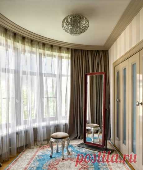 Гардеробная комната унисекс в современном стиле с фасадами с утопленной филенкой, бежевыми фасадами