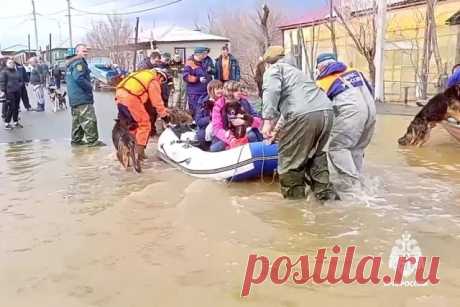 Эвакуация и спасение пострадавших от наводнения в Орске. Более 700 спасателей круглосуточно помогают жителям.