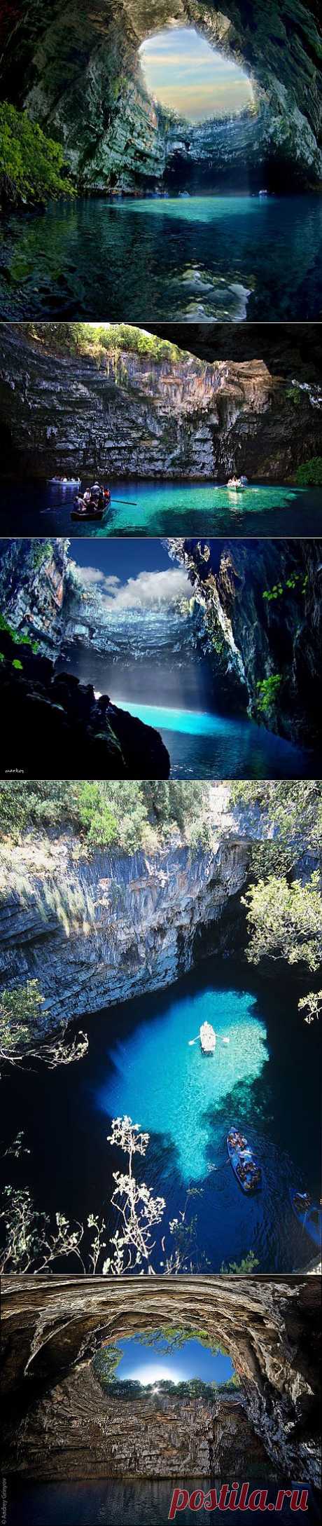 Пещерное озеро Мелиссани в Греции. Мелиссани - это название пещеры и озера, расположенных на восточном побережье греческого острова Кефалония.  В центре пещеры Мелиссани находится изумительно-красивое подземное озеро, возраст которого достигает 20 тысяч лет. Его кристально чистые бирюзовые воды в обрамлении изумрудных зарослей создают здесь поистине сказочную атмосферу. Неудивительно, что древние греки считали это место обителью нимф.